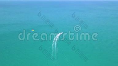 彩伞飞过碧海拔船鸟瞰.. 在蓝海无人驾驶飞机的视野中飞行。 夏季活动